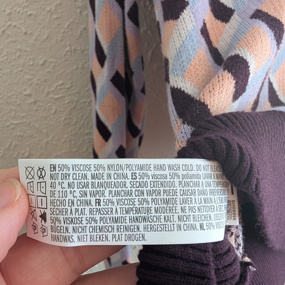 Forever 21 Patterned V-Neck Sweater - Picture 4 of 6